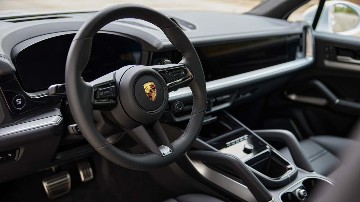 Vô lăng Porsche Cayenne Turbo E-Hybrid 2024