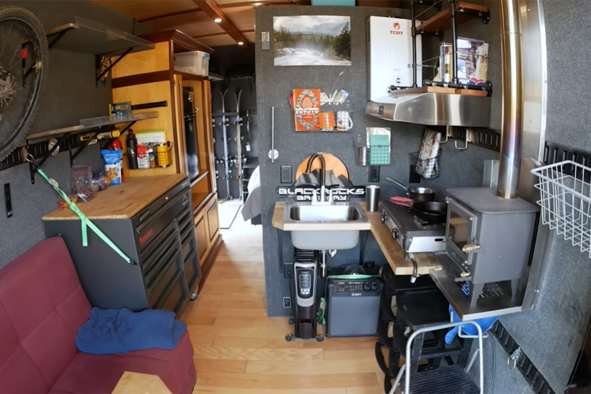 Khám phá chiếc Isuzu 4WD Box Truck Camper - Ngôi nhà nhỏ tối ưu công năng sử dụng 1