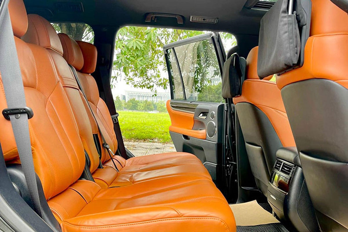 Hàng ghế thứ 2 của xe Lexus LX 570 2017 cũ .