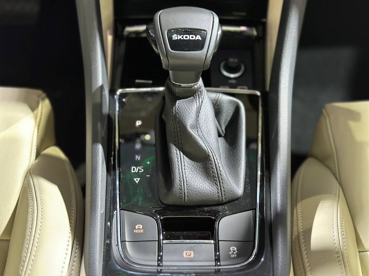 Cần số xe Skoda Karoq.
