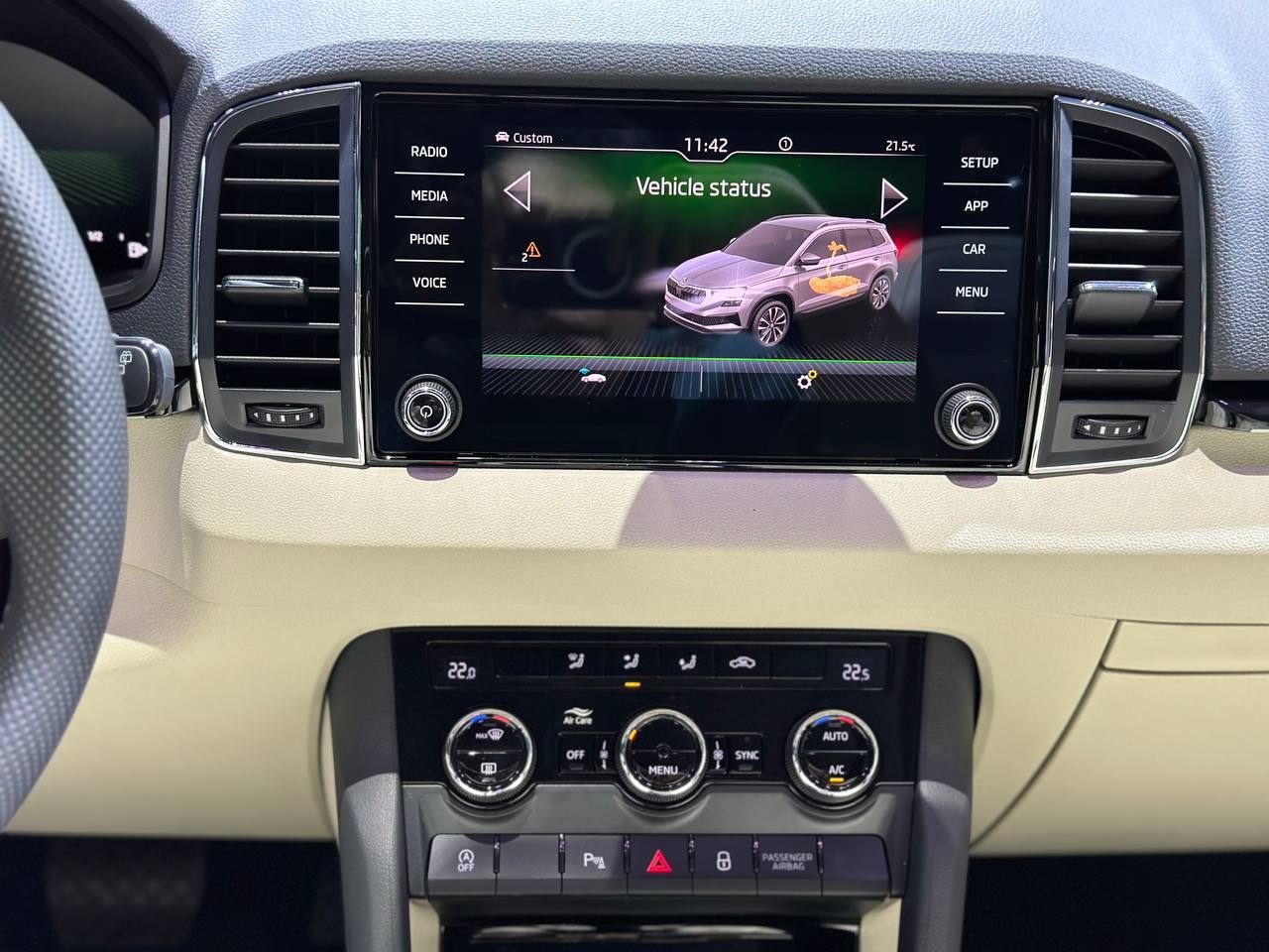 Màn hình trung tâm xe Skoda Karoq.