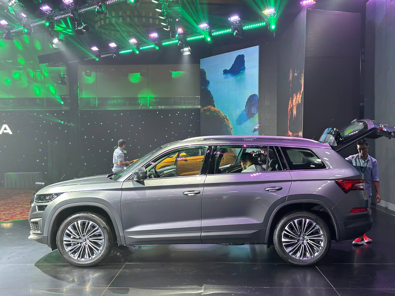  Thân xe xuất hiện các đường gân dọc kéo dài tới đèn hậu chữ C đặc trưng của Skoda. La zăng kích thước 19 inch thiết kế thể thao, mạnh mẽ