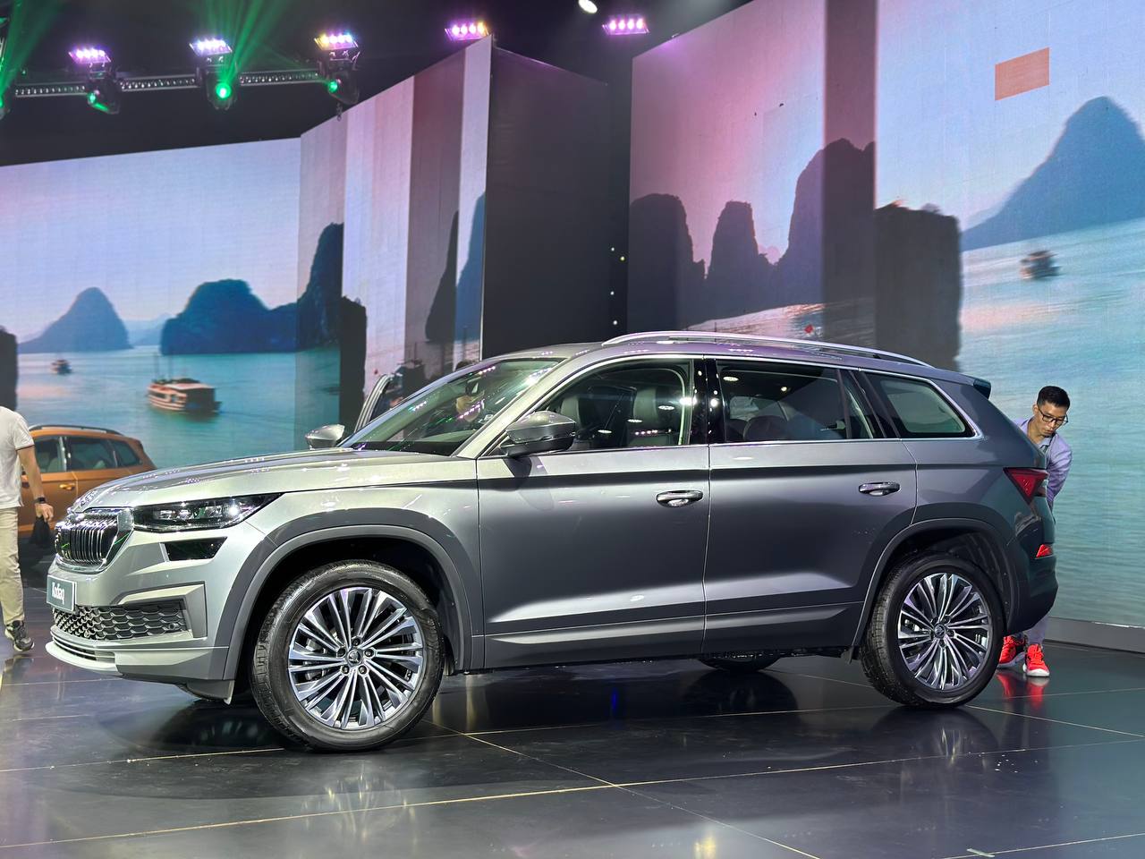 Skoda Kodiaq - SUV 7 chỗ vững chãi, sang trọng, mạnh mẽ.
