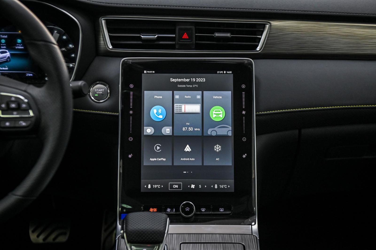 màn hình cảm ứng trung tâm 14,1 inch đặt dọc, tương thích Apple CarPlay/Android Auto.