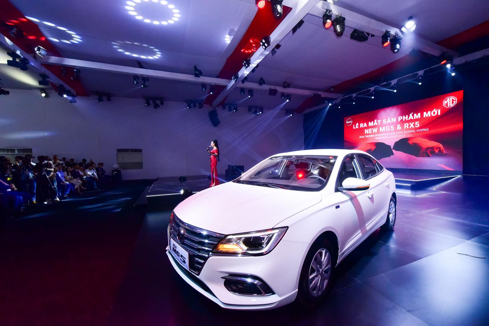 New MG 5 sử dụng động cơ xăng 1.5 L cùng tùy chọn hộp số sàn 5 cấp hoặc số tự động vô cấp CVT New MG 5 sử dụng động cơ xăng 1.5 L cùng tùy chọn hộp số sàn 5 cấp hoặc số tự động vô cấp CVT.