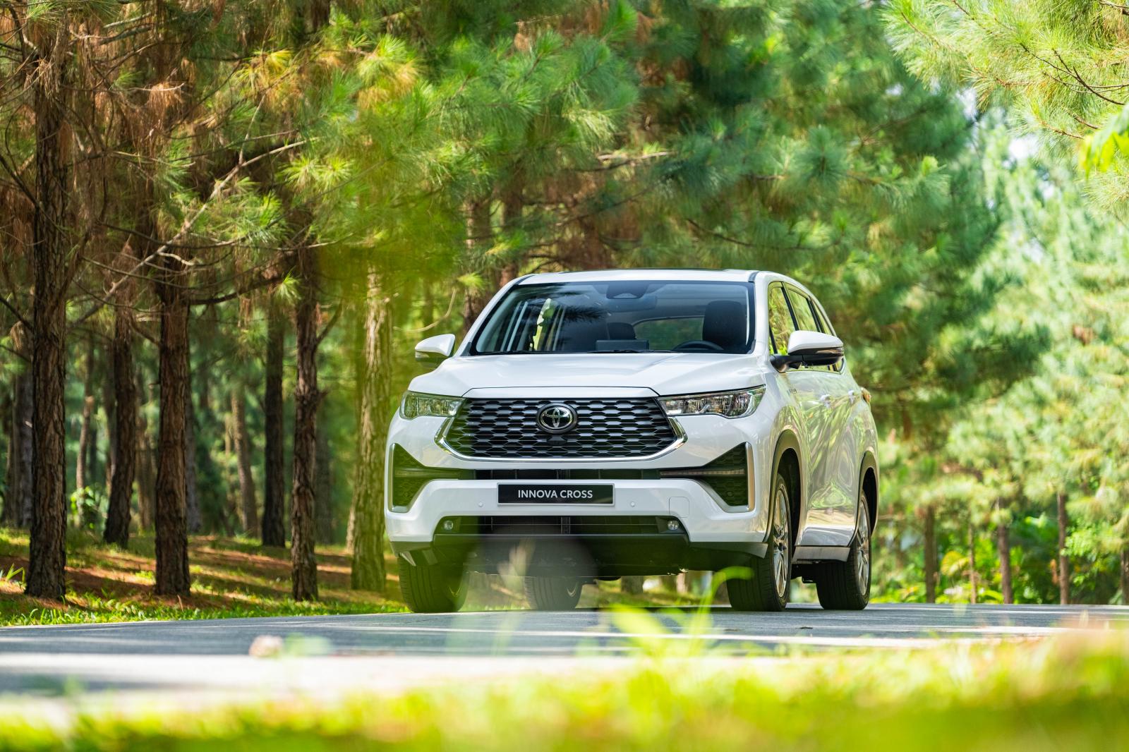 Toyota Innova Cross 2023 giá bao nhiêu.