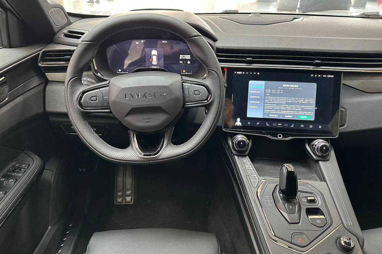 đáy phẳng tương tự những dòng xe Volvo mang phong cách trẻ trung và thể thao. 1