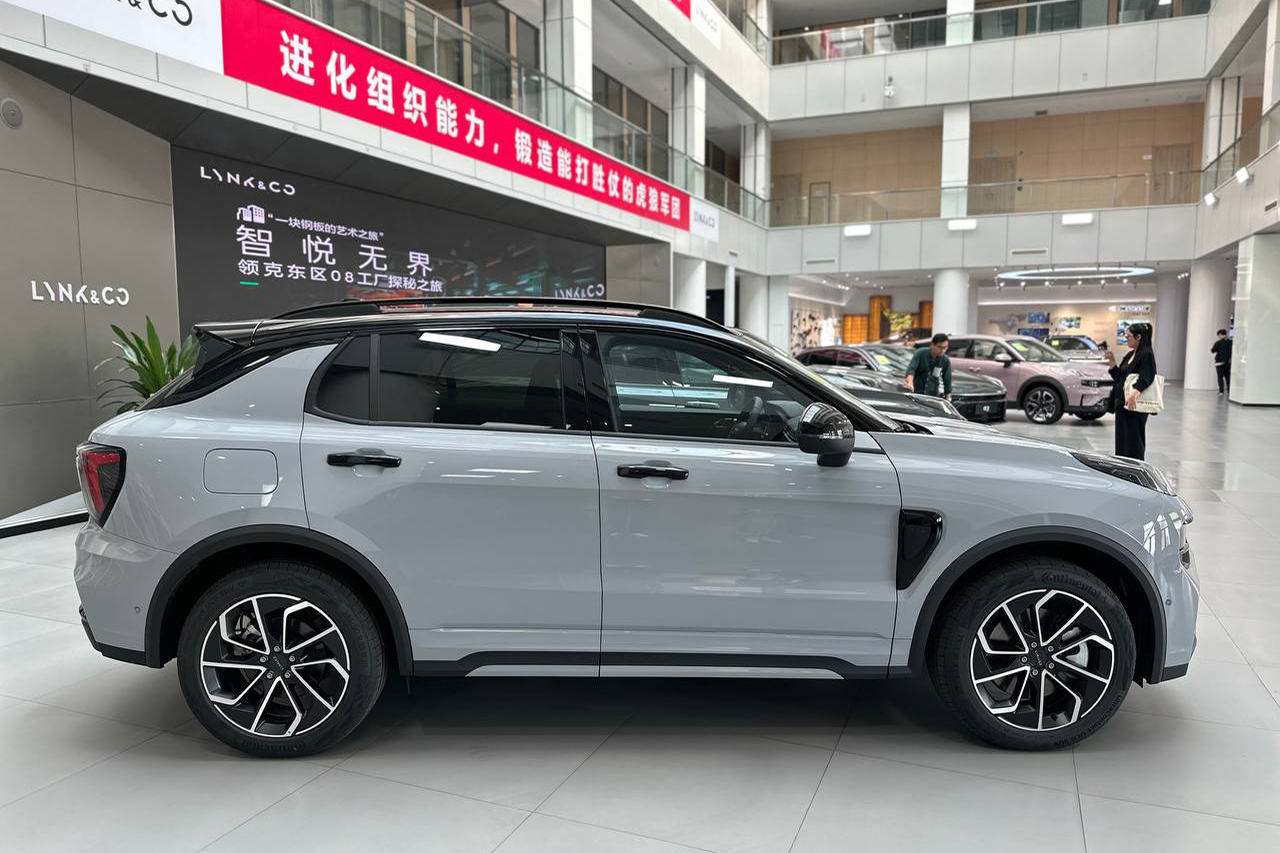 Thân xe đậm phong cách thể thao với phần mái vuốt xuống thấp 1