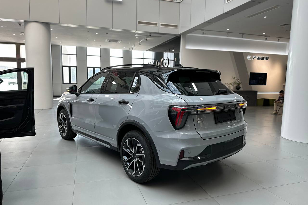 đáy phẳng tương tự những dòng xe Volvo mang phong cách trẻ trung và thể thao. 1