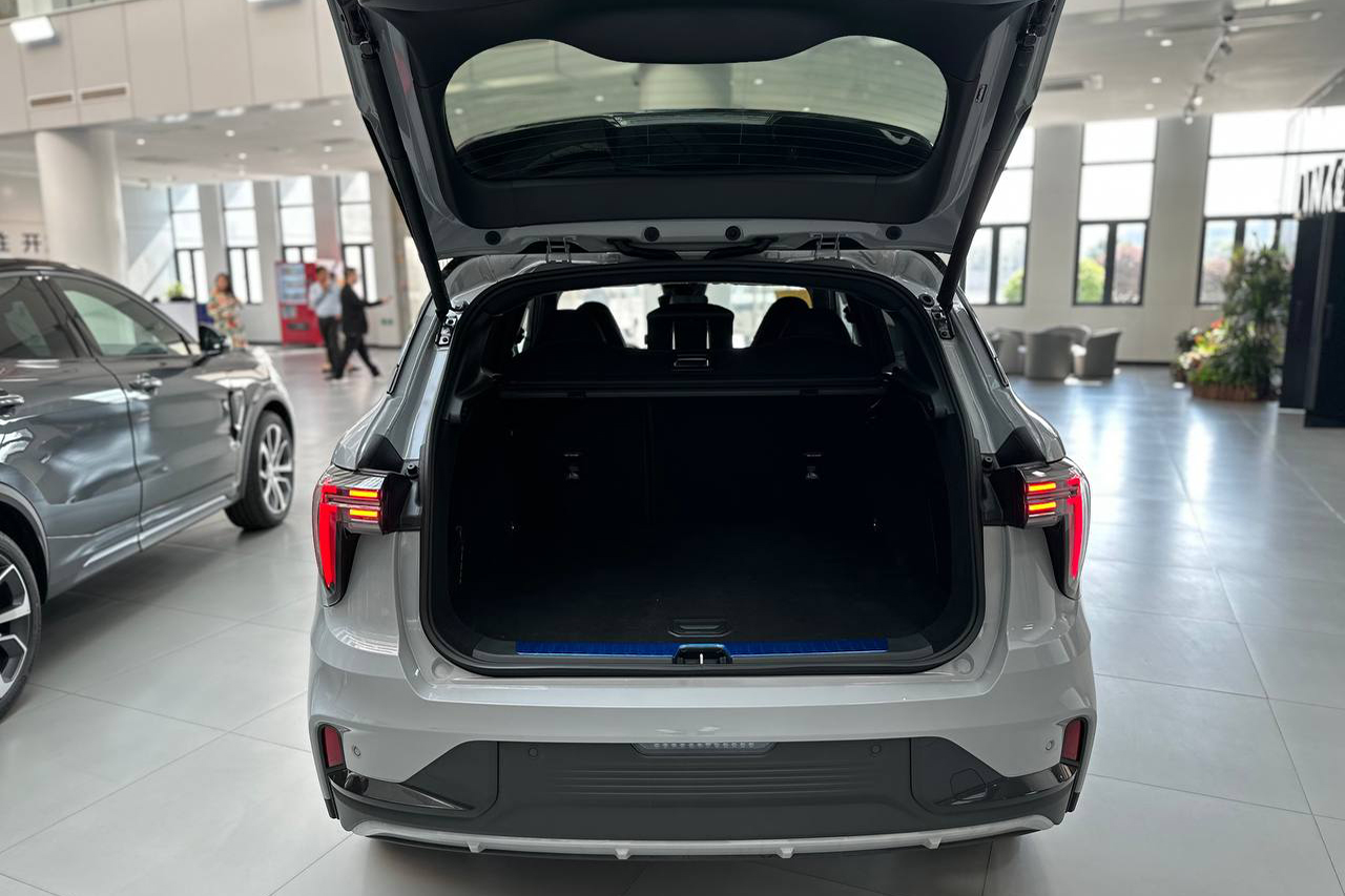 Khoang hành lý rộng rãi, đáp ứng nhu cầu chứa đồ lớn cho những chuyến đi xa. 1