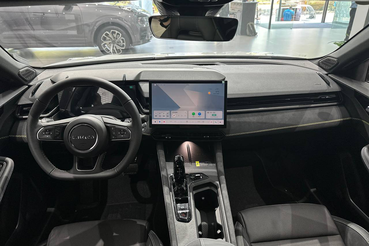 Nội thất của Lynk & Co 03 tích hợp đầy đủ các trang bị tiện nghi hiện đại như màn hình giải trí 12,8 inch, đồng hồ tốc độ dạng điện tử toàn phần với màn hình 12,3 inch, cần số điện tử,...1