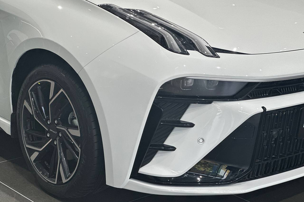 Đèn daylight LED được đặt cao 1