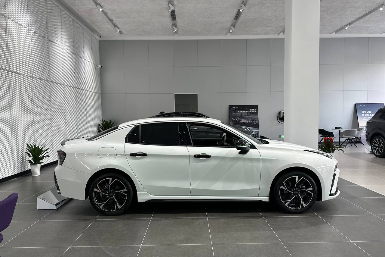 Thiết kế thân xe với la-zăng đa chấu 1