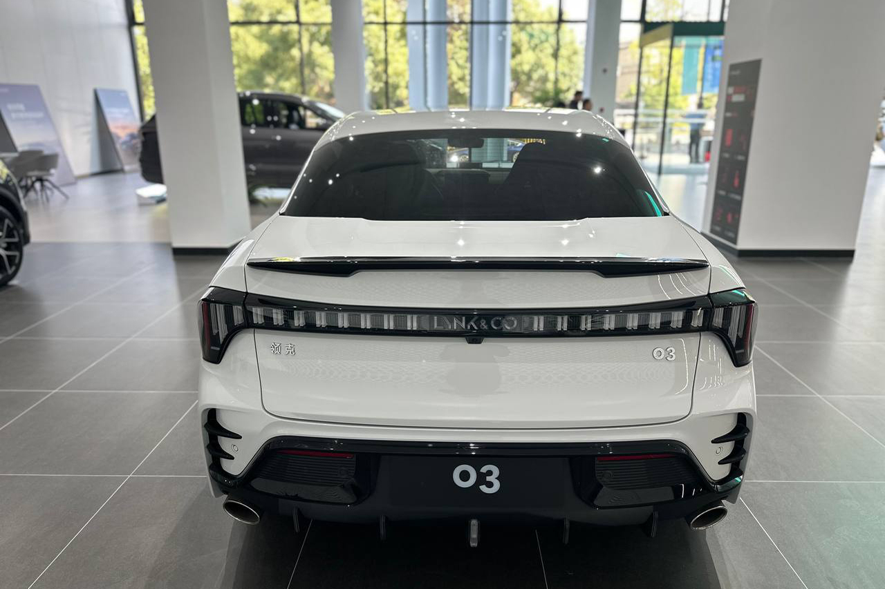  Đuôi xe tiếp tục sử dụng cụm đèn hậu LED hình chữ L, ống xả đôi cùng cánh gió trên nắp cốp.1