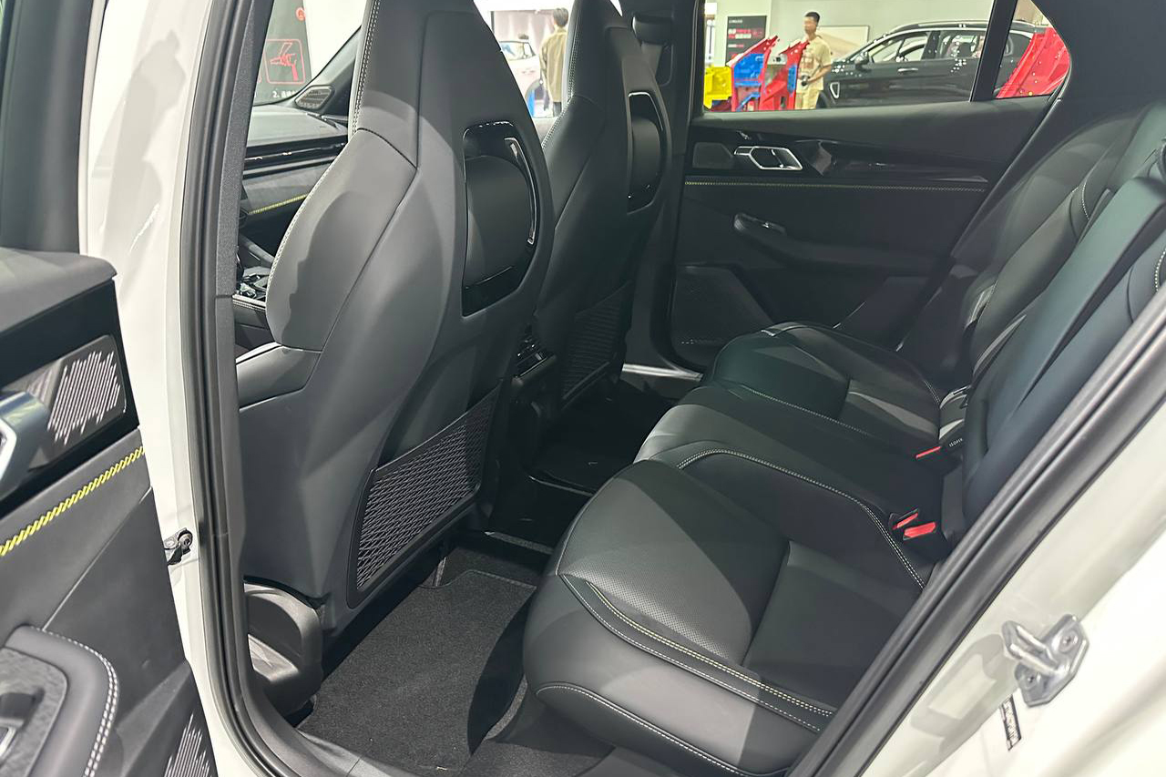 Hàng ghế sau của Lynk & Co 03 1