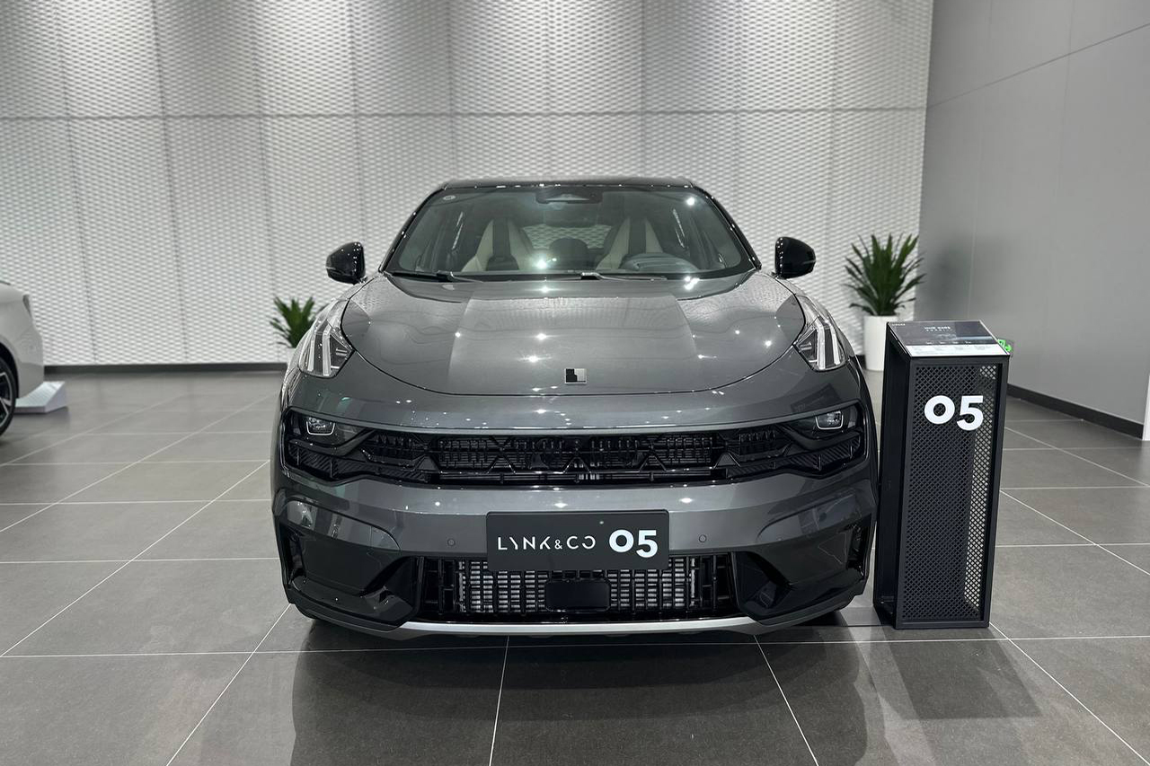 lưới tản nhiệt "Urban Interspace" với bố cục dạng lưới đan chéo rất mạnh mẽ 1