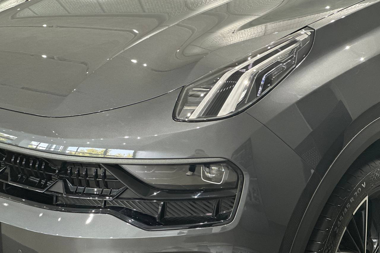  Lưới tản nhiệt "Urban Interspace" với bố cục dạng lưới đan chéo.