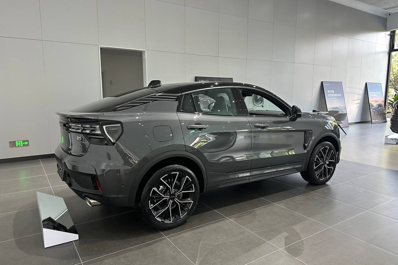 Điểm khác biệt lớn nhất nằm ở chi tiết trần xe vuốt về phía sau giống như xe coupe, đem lại một vóc dáng thể thao hơn. 1