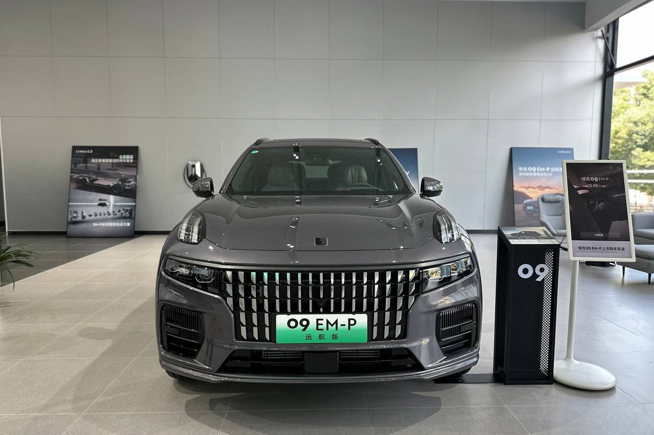 bộ lưới tản nhiệt cỡ lớn gồm các nan dọc kép mạ crom sáng bóng mang đậm dấu ấn thương hiệu Lynk & Co. 1