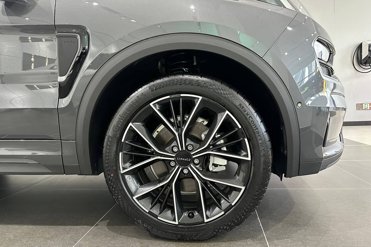 Bộ mâm 10 chấu phay bóng cực kỳ ấn tượng. 1