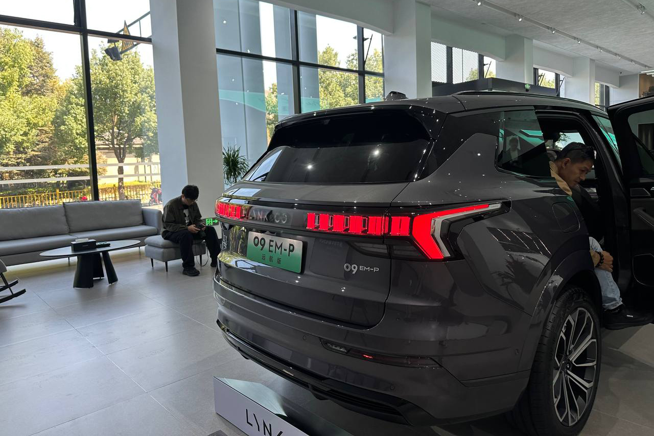 Đèn hậu Led hình chữ Y phong cách 1