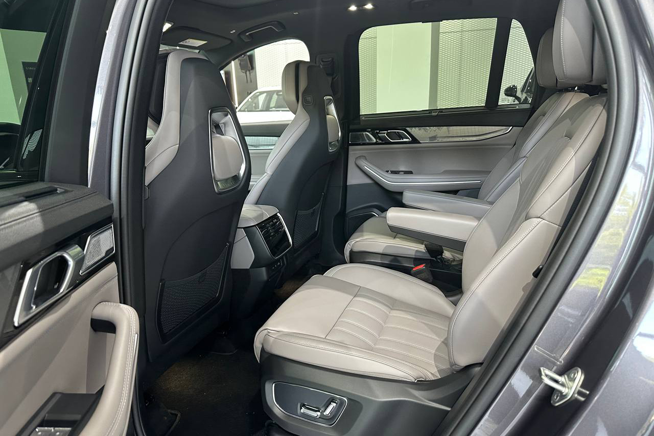 Ghế lái bọc da cao cấp, chỉnh điện tự động, sưởi ấm, làm mát.1