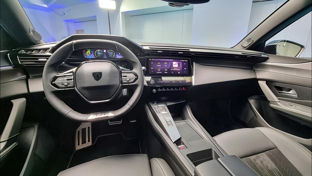 Nội thất của Peugeot 408 có cấu hình 5 chỗ, phong cách thiết kế khá góc cạnh. 1