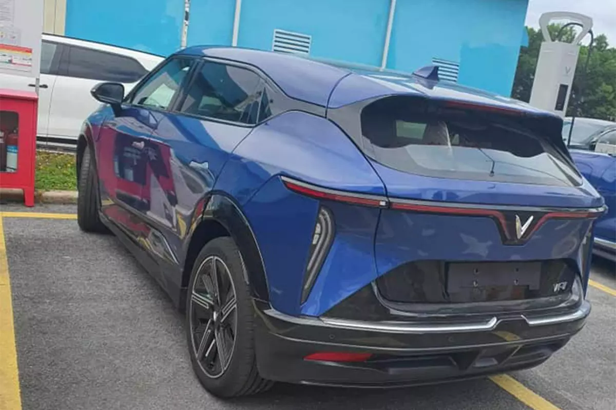 Xe có màu sơn ngoại thất màu xanh, khác hoàn toàn với chiếc xe mà hãng trưng bày. Xe có màu sơn ngoại thất màu xanh, khác hoàn toàn với chiếc xe mà hãng trưng bày. 1