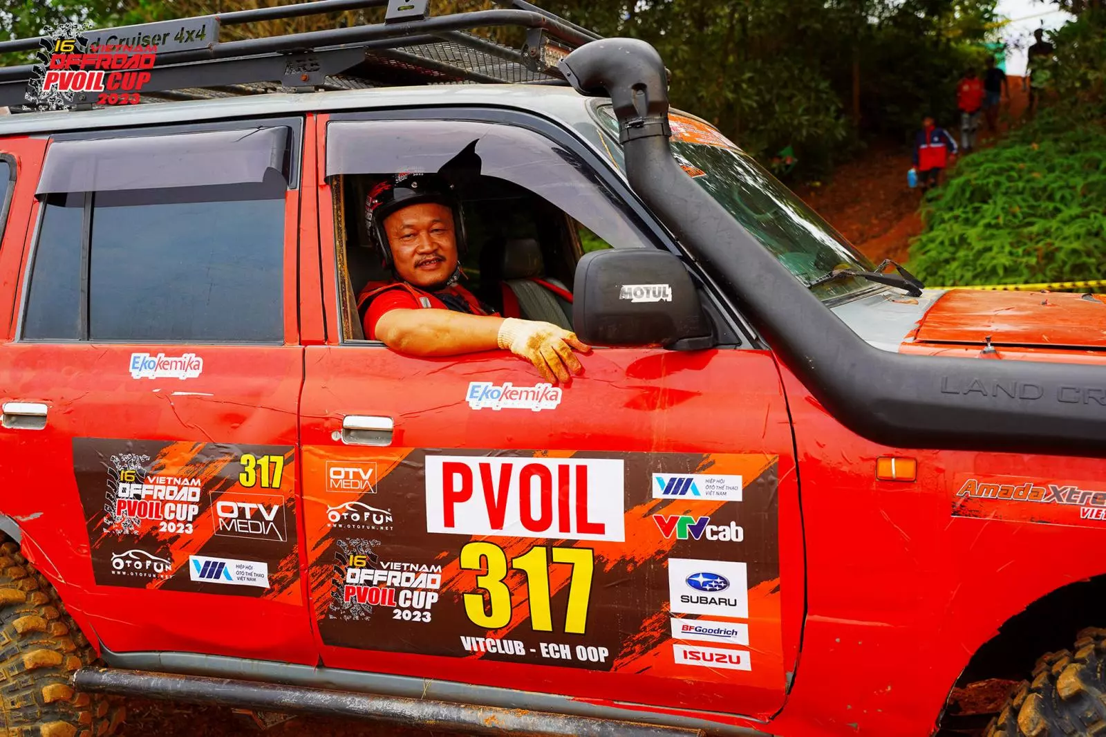 Mỗi đội đua sẽ được trang bộ kit dành riêng nhằm đề cao tính cá nhân hóa. Mỗi đội đua sẽ được trang bộ kit dành riêng nhằm đề cao tính cá nhân hóa. 1