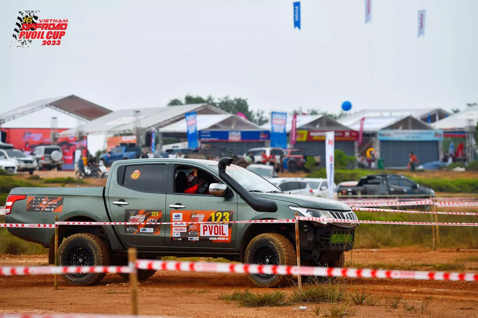 Mỗi đội đua sẽ được trang bộ kit dành riêng nhằm đề cao tính cá nhân hóa. Mỗi đội đua sẽ được trang bộ kit dành riêng nhằm đề cao tính cá nhân hóa. 1