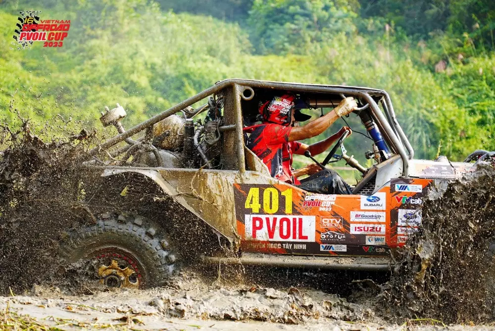 Mỗi đội đua sẽ được trang bộ kit dành riêng nhằm đề cao tính cá nhân hóa. Mỗi đội đua sẽ được trang bộ kit dành riêng nhằm đề cao tính cá nhân hóa. 1