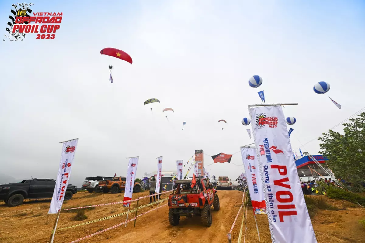 PVOIL VOC 2023 lần đầu tiên xuất hiện màn trình diễn dù lượn đến từ Sky Rider Team. PVOIL VOC 2023 lần đầu tiên xuất hiện màn trình diễn dù lượn đến từ Sky Rider Team. 2