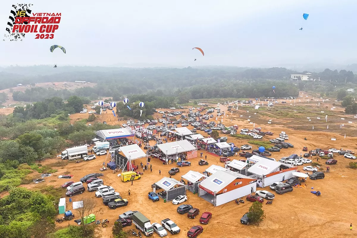 PVOIL VOC 2023 lần đầu tiên xuất hiện màn trình diễn dù lượn đến từ Sky Rider Team. PVOIL VOC 2023 lần đầu tiên xuất hiện màn trình diễn dù lượn đến từ Sky Rider Team. 1