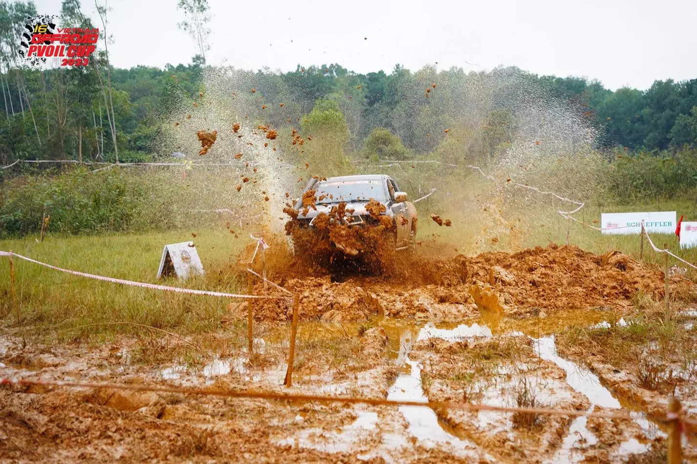 Những màn so găng nảy lửa giữa các tay đua. Những màn so găng nảy lửa giữa các tay đua. 16