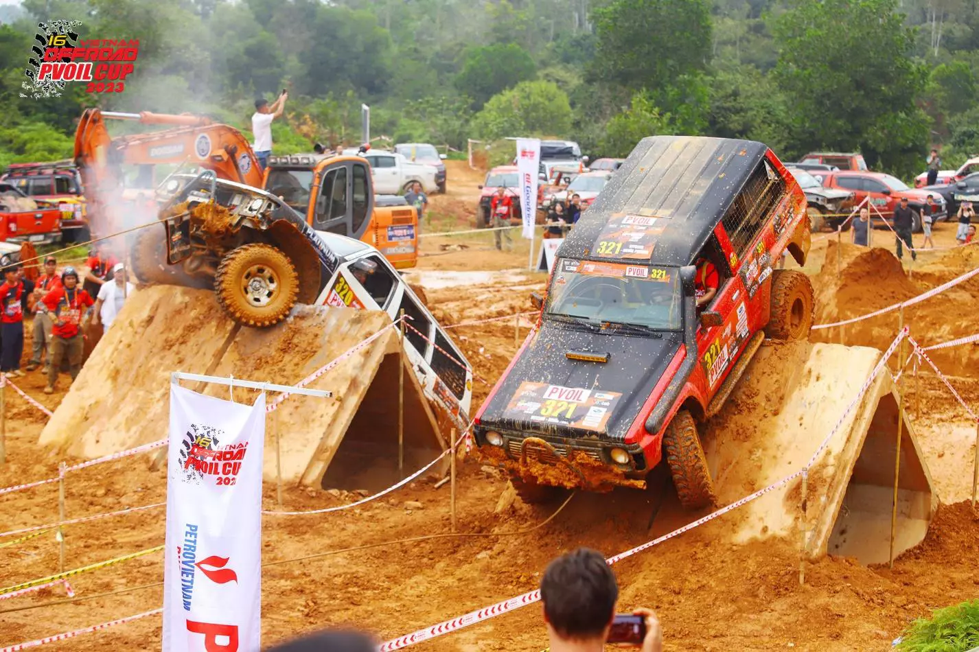 Những màn so găng nảy lửa giữa các tay đua. Những màn so găng nảy lửa giữa các tay đua.12