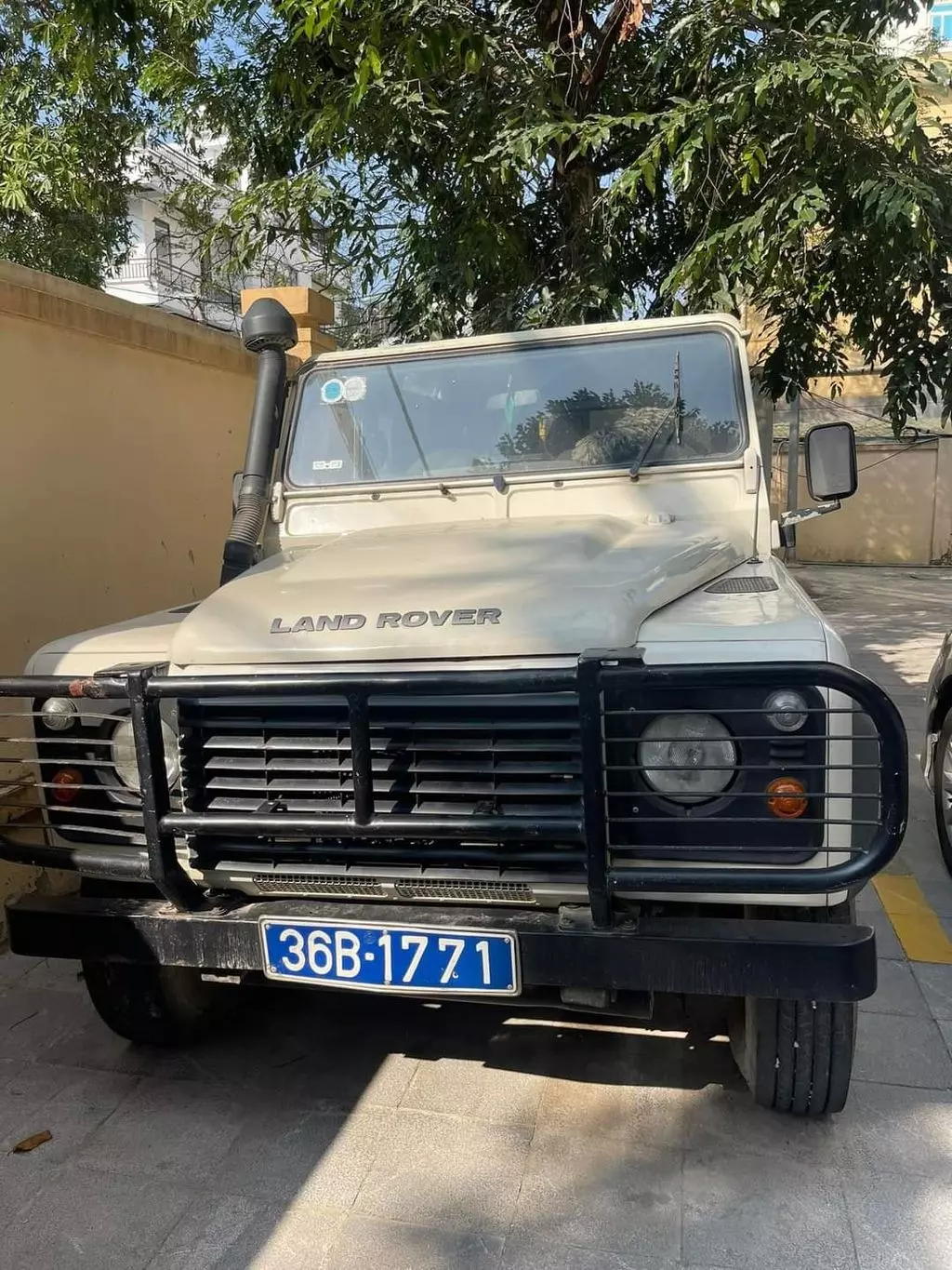 Chiếc xe này là tài sản thanh lý của Chi cục Bảo vệ môi trường Thanh Hóa, thuộc Sở TNMT Thanh Hóa. Land Rover cũ giá khởi điểm 71 triệu đồng được trả tới 3 tỷ đồng - Người mua không phải dân chơi 2