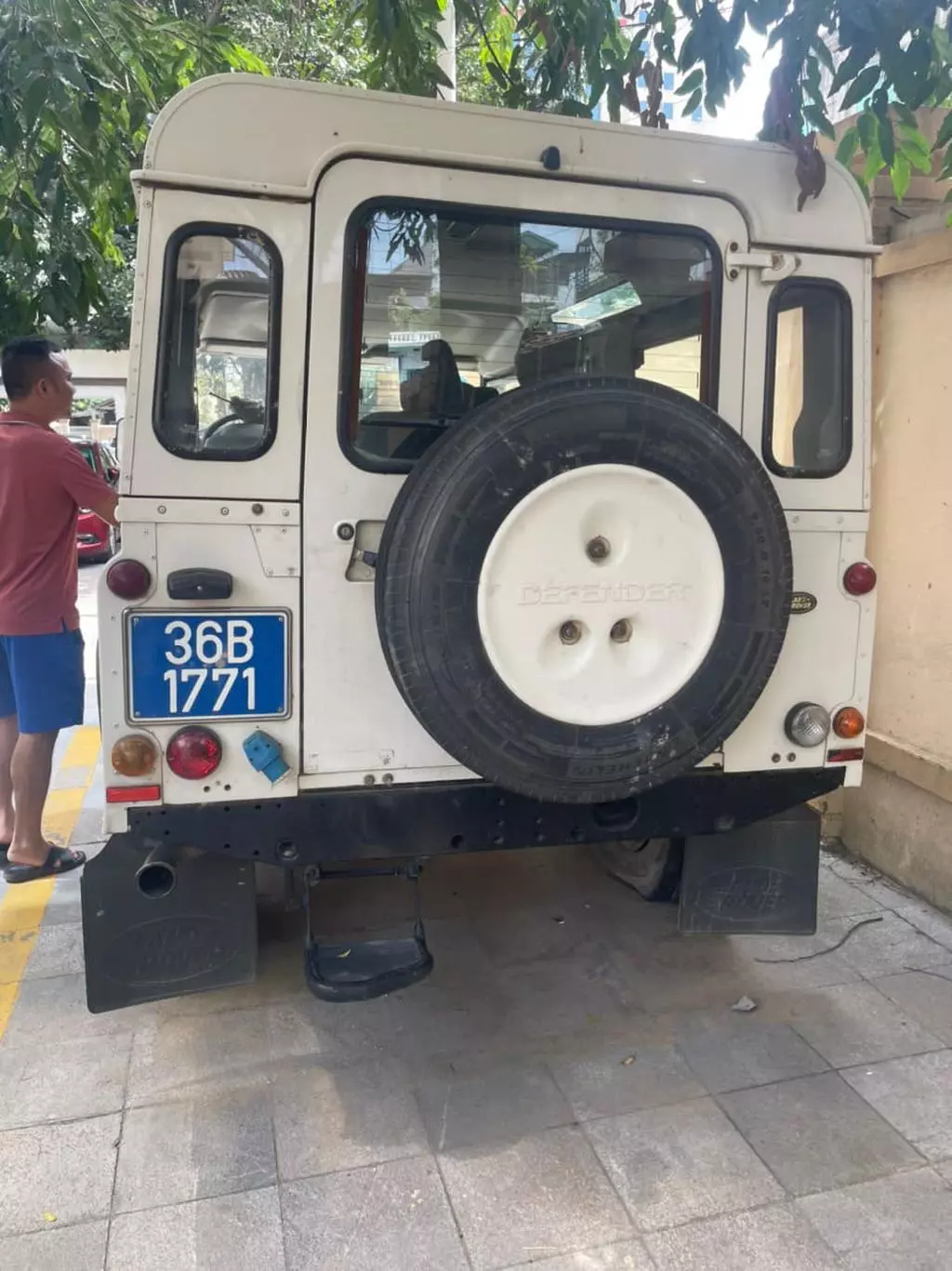 Tại phiên đấu giá đã có một người khác trả giá hơn 2 tỷ đồng cho chiếc Land Rover này. Land Rover cũ giá khởi điểm 71 triệu đồng được trả tới 3 tỷ đồng - Người mua không phải dân chơi 3