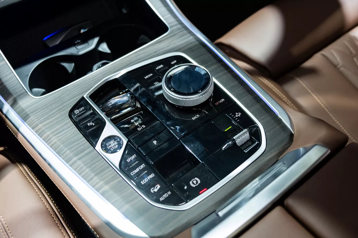 bảng điều khiển trung tâm xe BMW X5 .