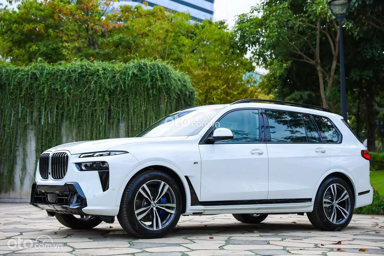 Giá xe BMW X7 xDrive40i mới nhất.