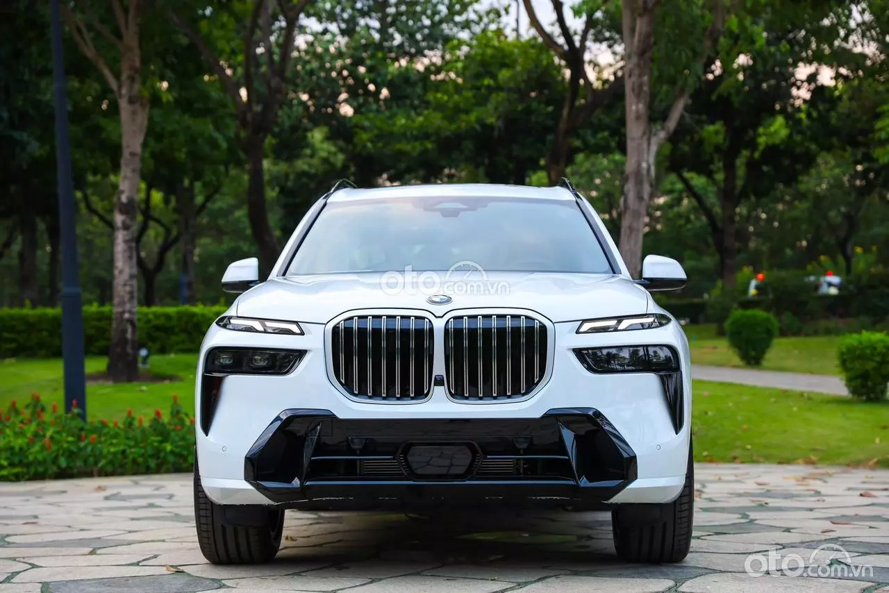 khu vực đầu xe BMW X7.