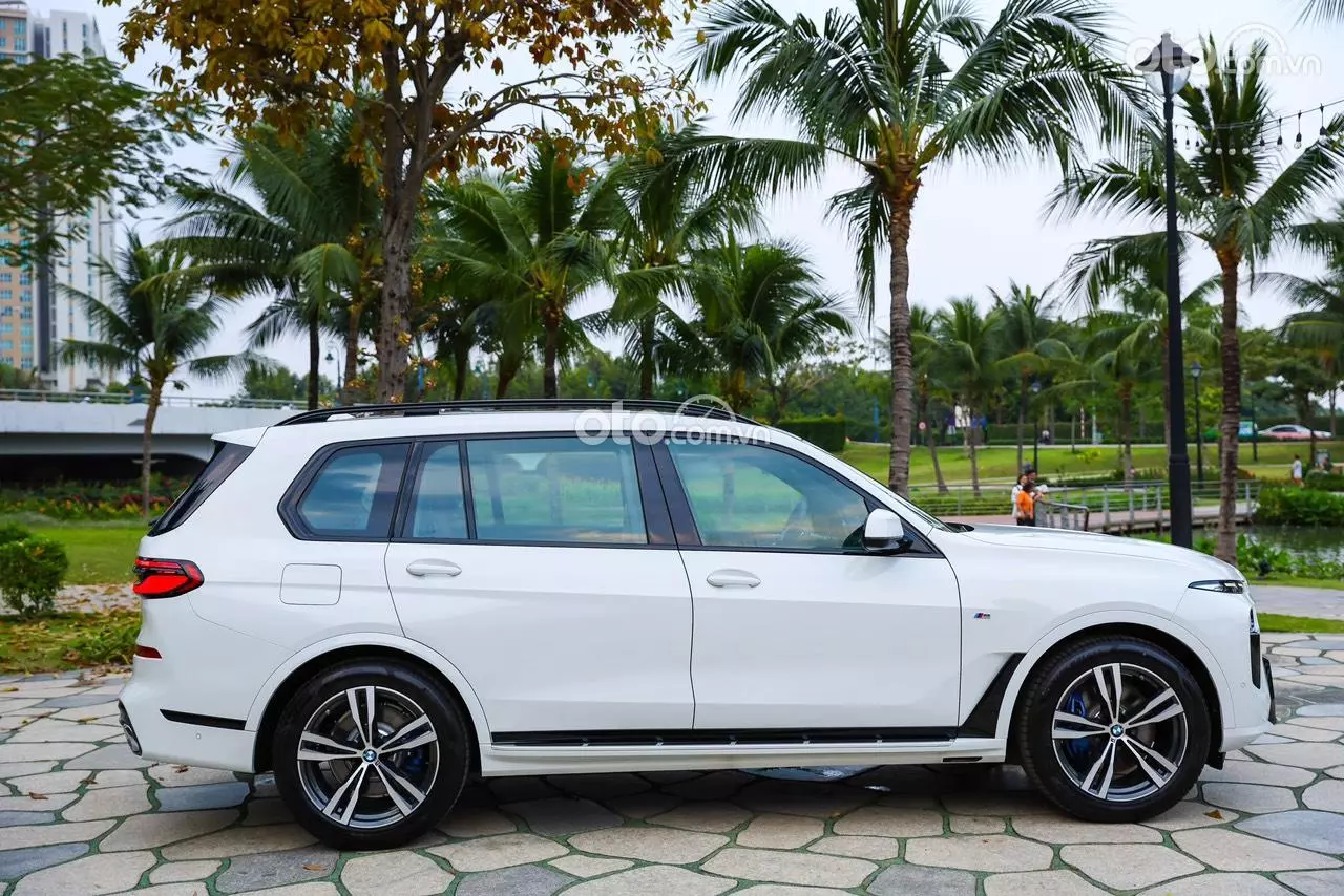 Thân xe BMW X7.