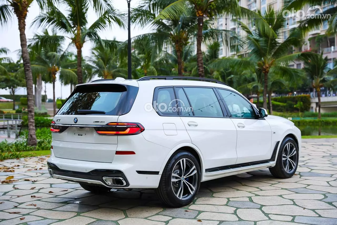 Hông xe BMW X7.