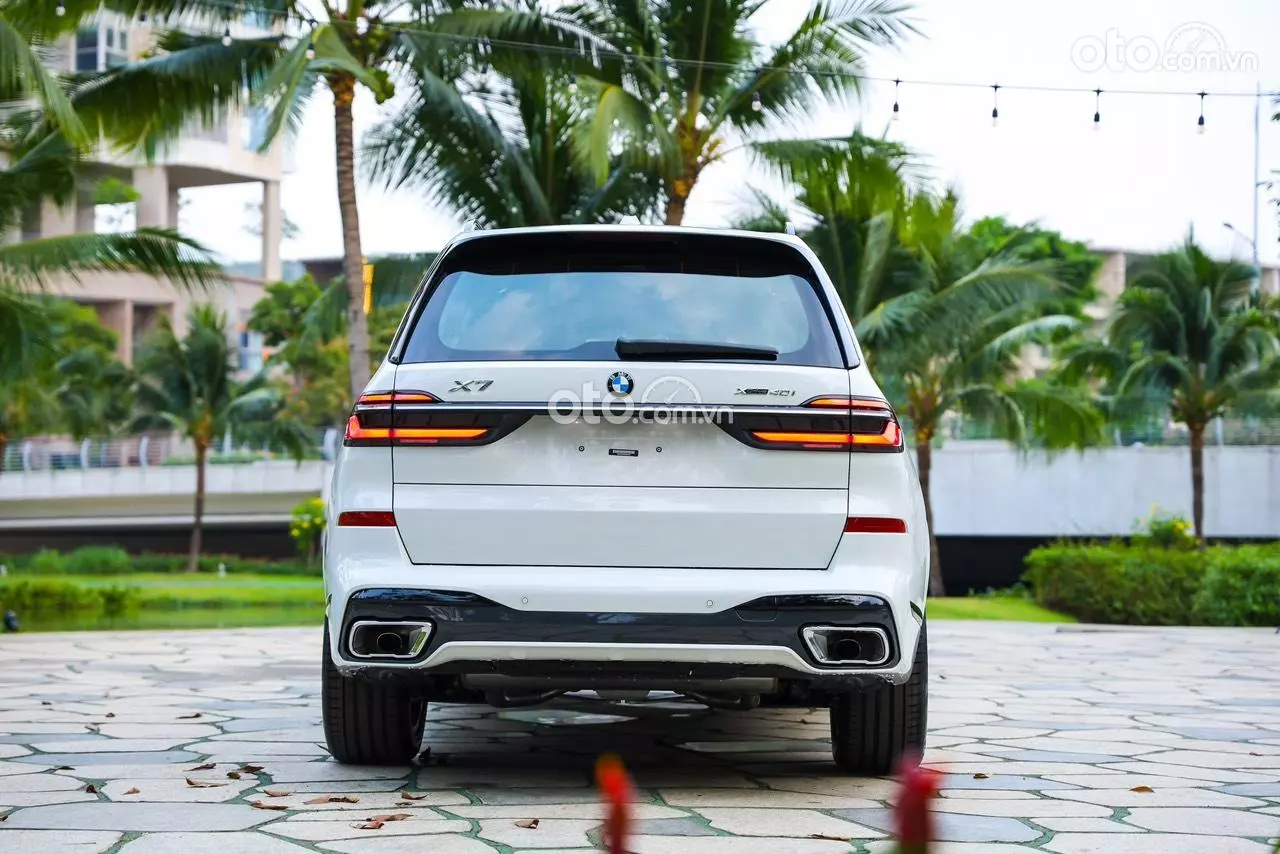 Đuôi xe BMW X7.