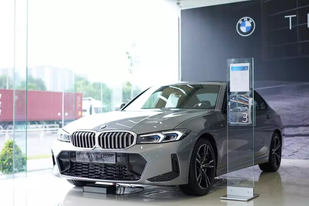 Thông tin tổng quan xe BMW 330i.