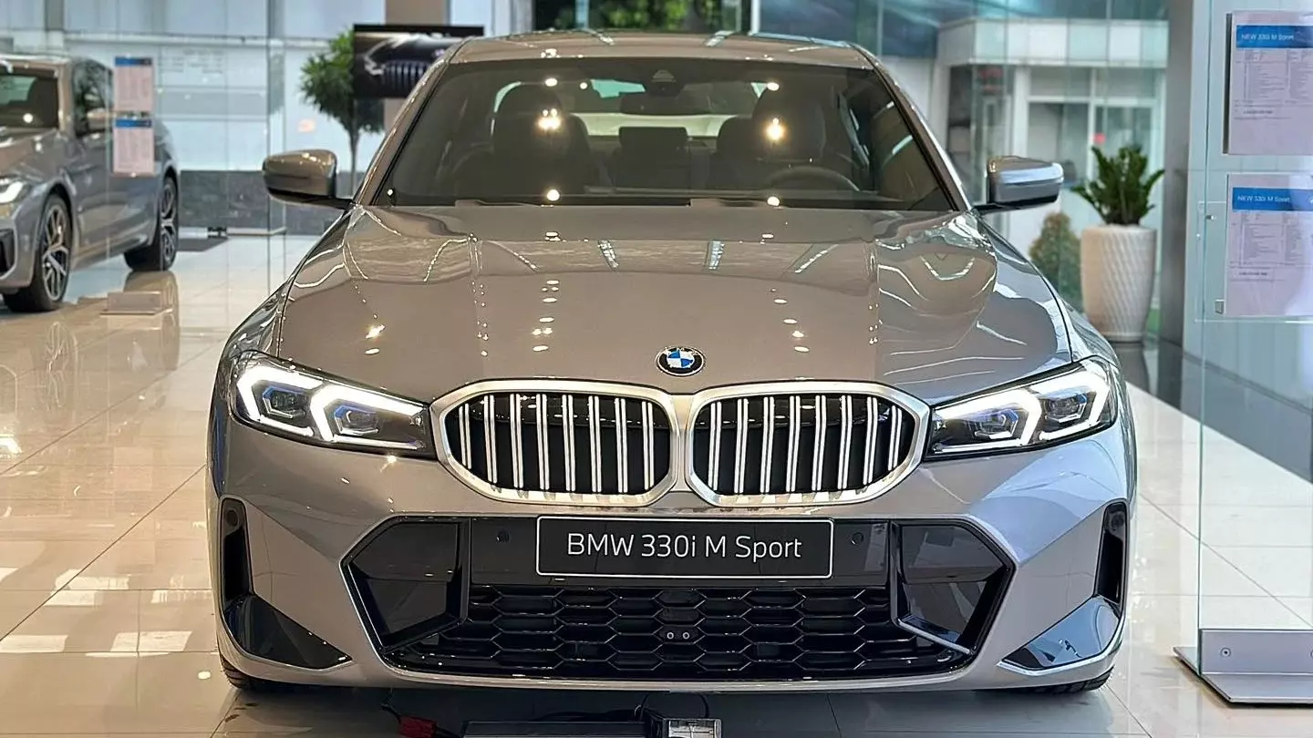 Ngoại thất xe BMW 330i.