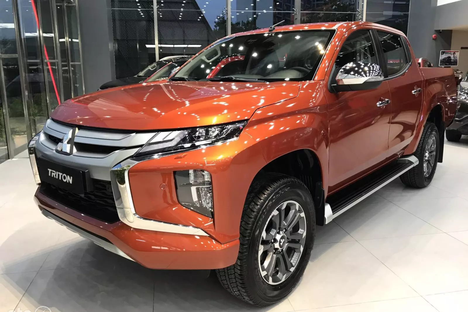 Mitsubishi Triton tăng tốc