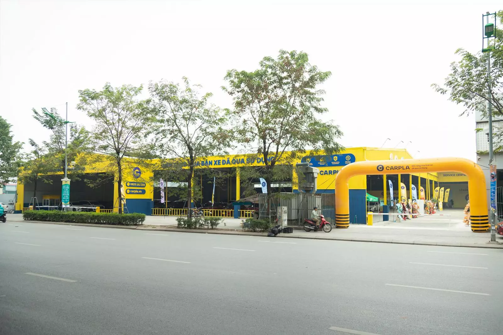 Toàn cảnh Automall Carpla Phạm Văn Đồng - Hà Nội 1