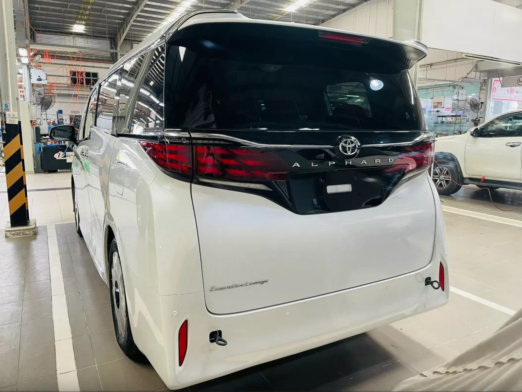 Hông xe Toyota Alphard Hông xe Toyota Alphard .