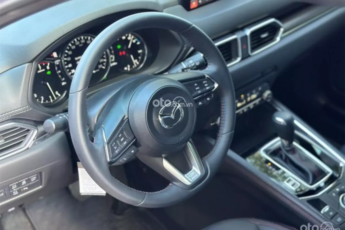 Nội thất rộng rãi, nổi bật với vô lăng 3 chấu bọc da, viền crom sang trọng. 1