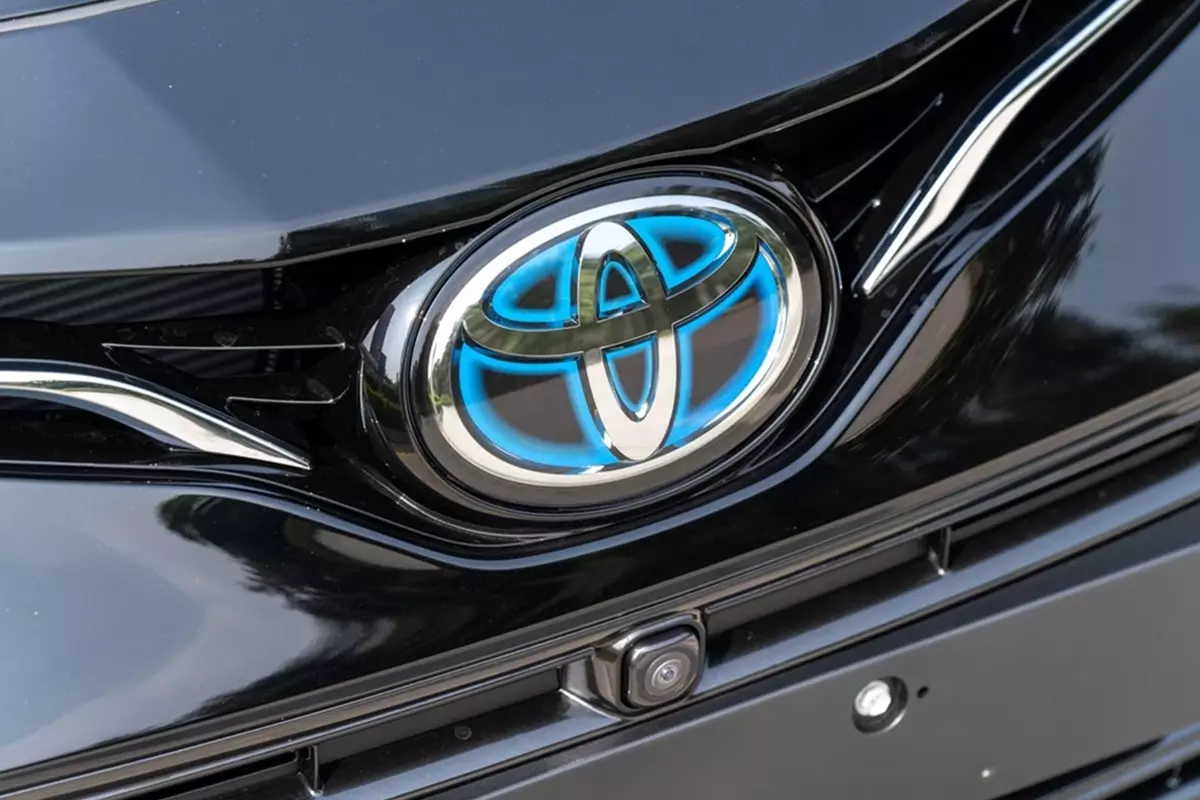 Toyota đổi đổi logo nhận diện trên xe hybrid 1
